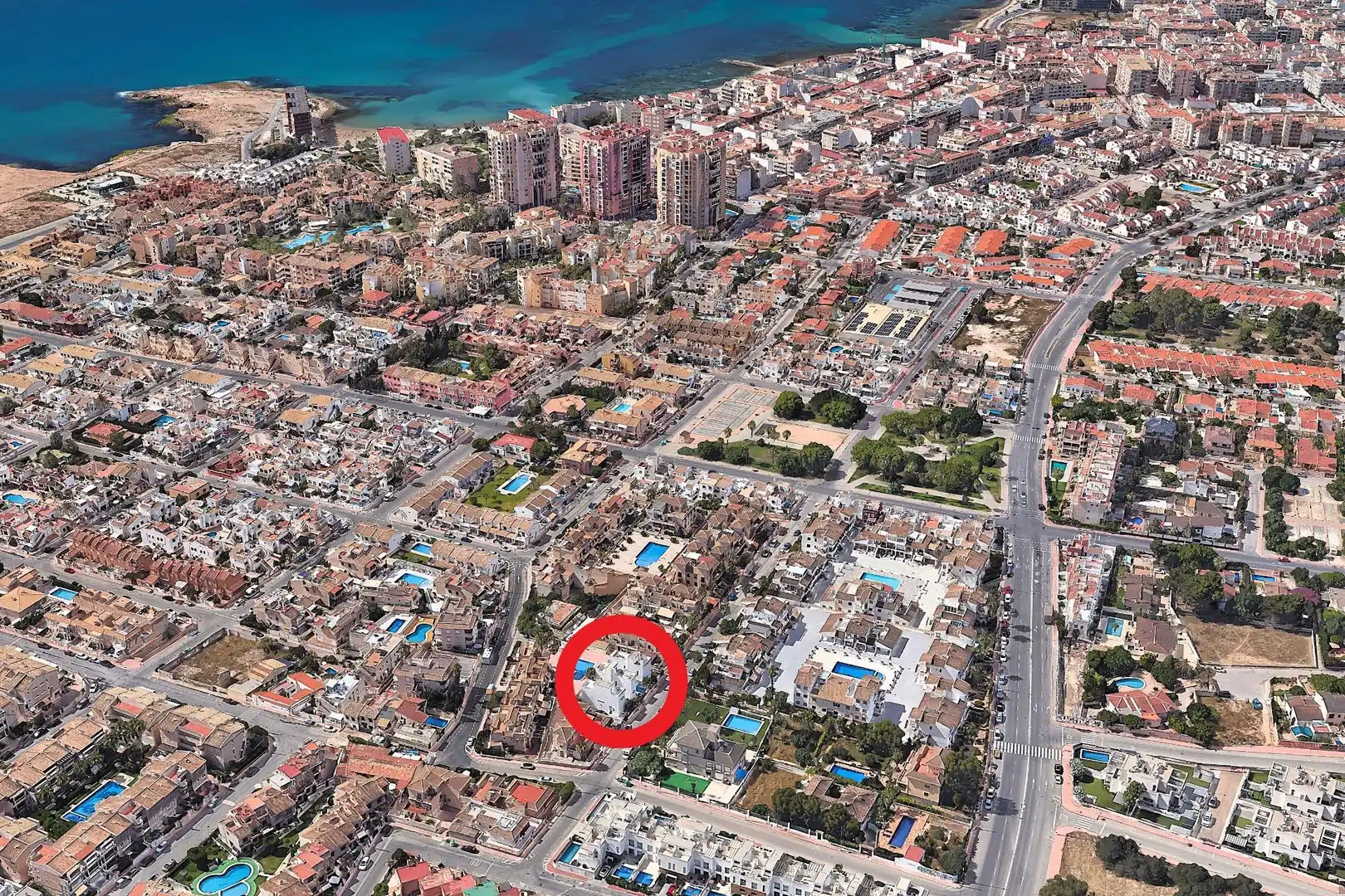 Vista exterior de Casa o xalet en venda en Torrevieja amb Aire condicionat, Calefacció i Jardí privat