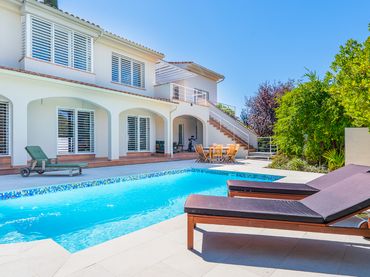 Chalet con piscina en venta en Avenida de Atenas