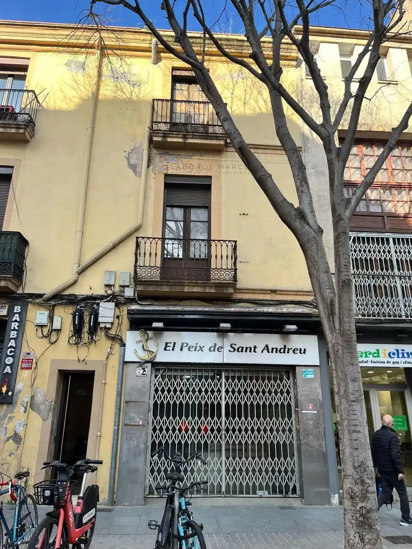 Vista exterior de Edifici en venda en Barcelona