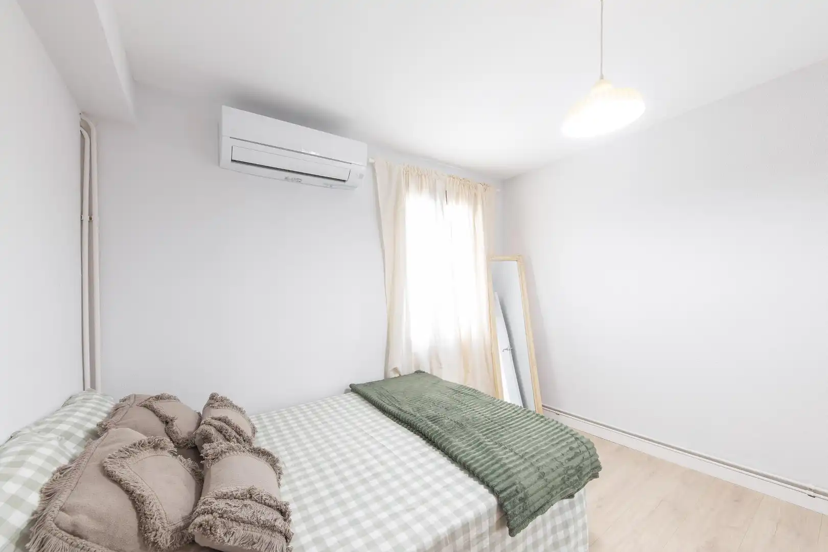 Schlafzimmer von Dachboden zur Miete in  Palma de Mallorca mit Klimaanlage, Heizung und Parkett