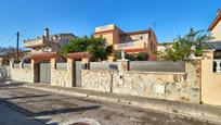 Vista exterior de Casa o xalet en venda en El Vendrell amb Terrassa, Piscina i Balcó