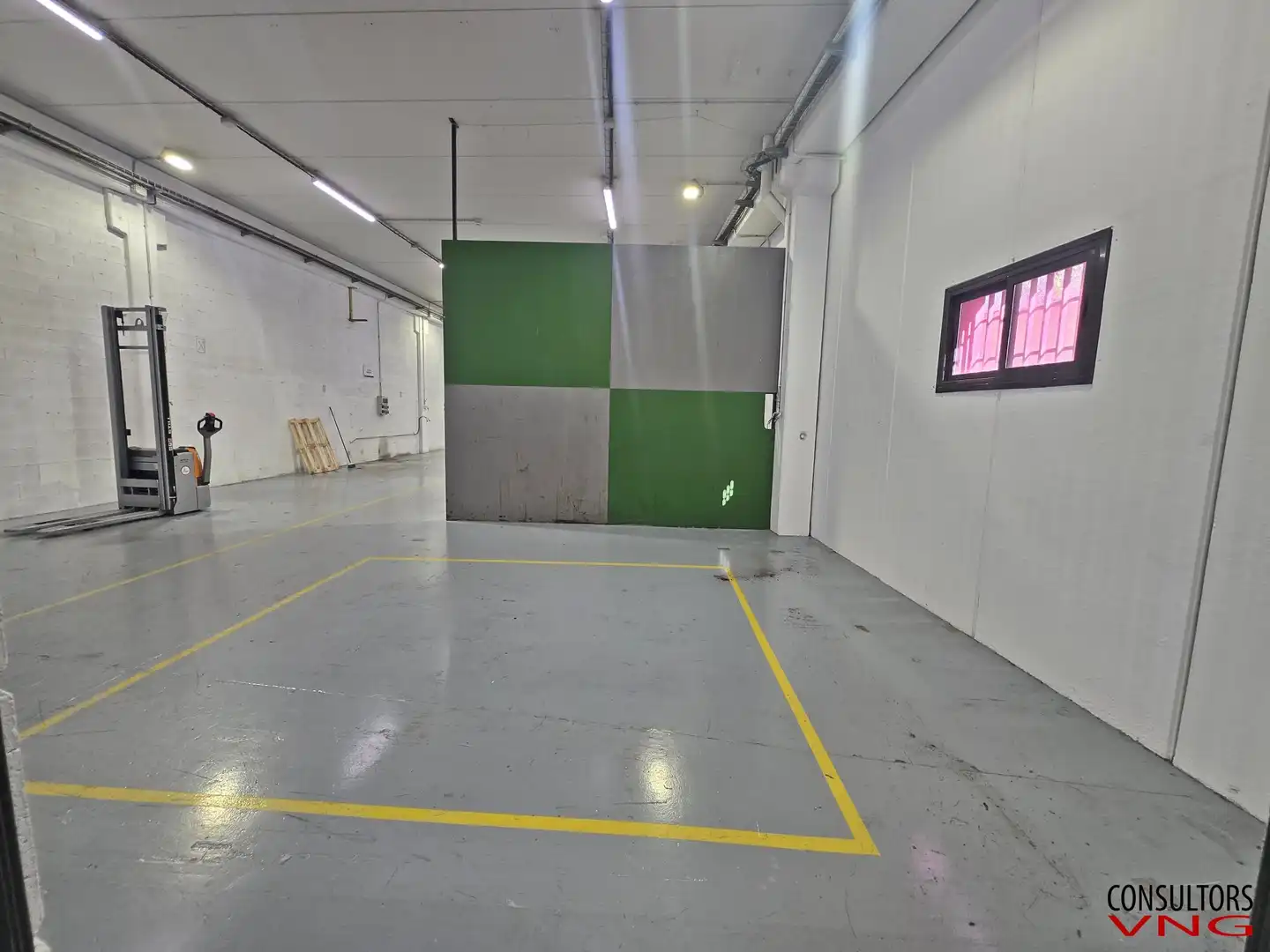 Parkplatz von Fabrikhallen zum Verkauf in Sitges
