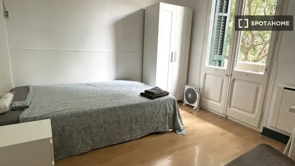 Bedroom of Flat for share in Barcelona  with Air Conditioner, Heating and Terrace
