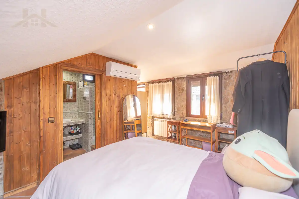 Habitación de Casa adosada en venta en Torrelodones con Aire acondicionado, Calefacción y Jardín privado