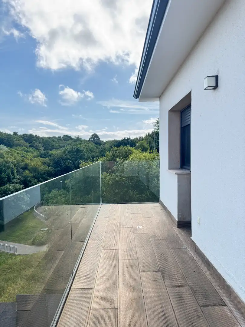 Terrassa de Casa o xalet en venda en Avilés amb Calefacció, Jardí privat i Parquet
