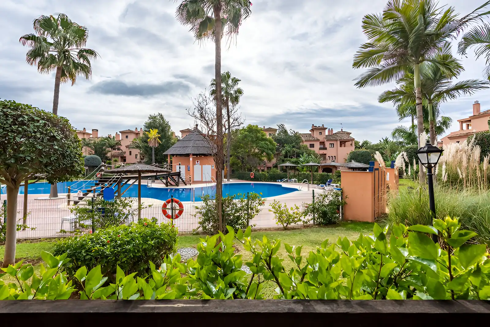 Garten von Erdgeschoss zum Verkauf in Estepona mit Klimaanlage, Terrasse und Abstellraum