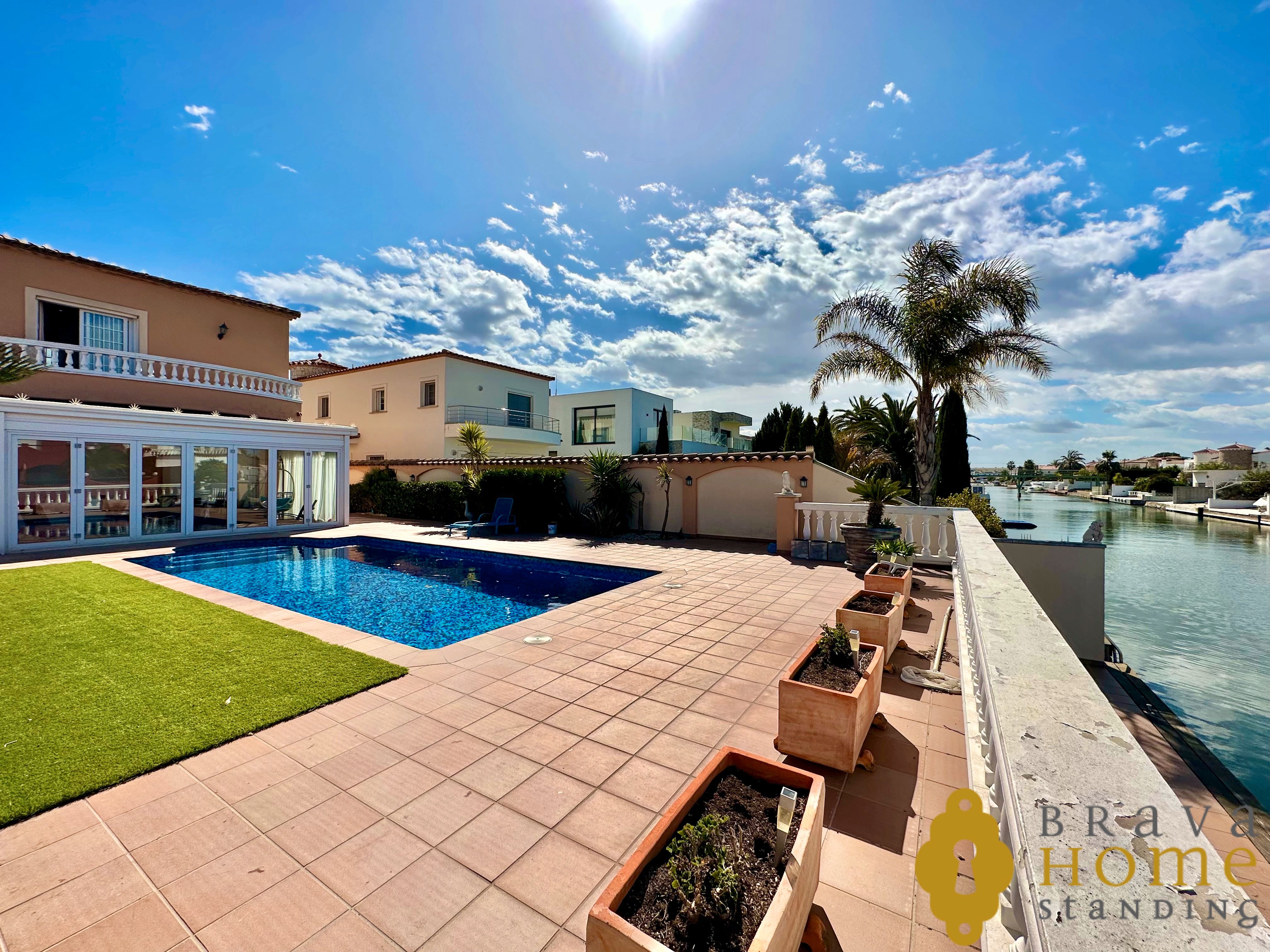 Piscina de Casa o xalet en venda en Empuriabrava amb Aire condicionat, Calefacció i Jardí privat