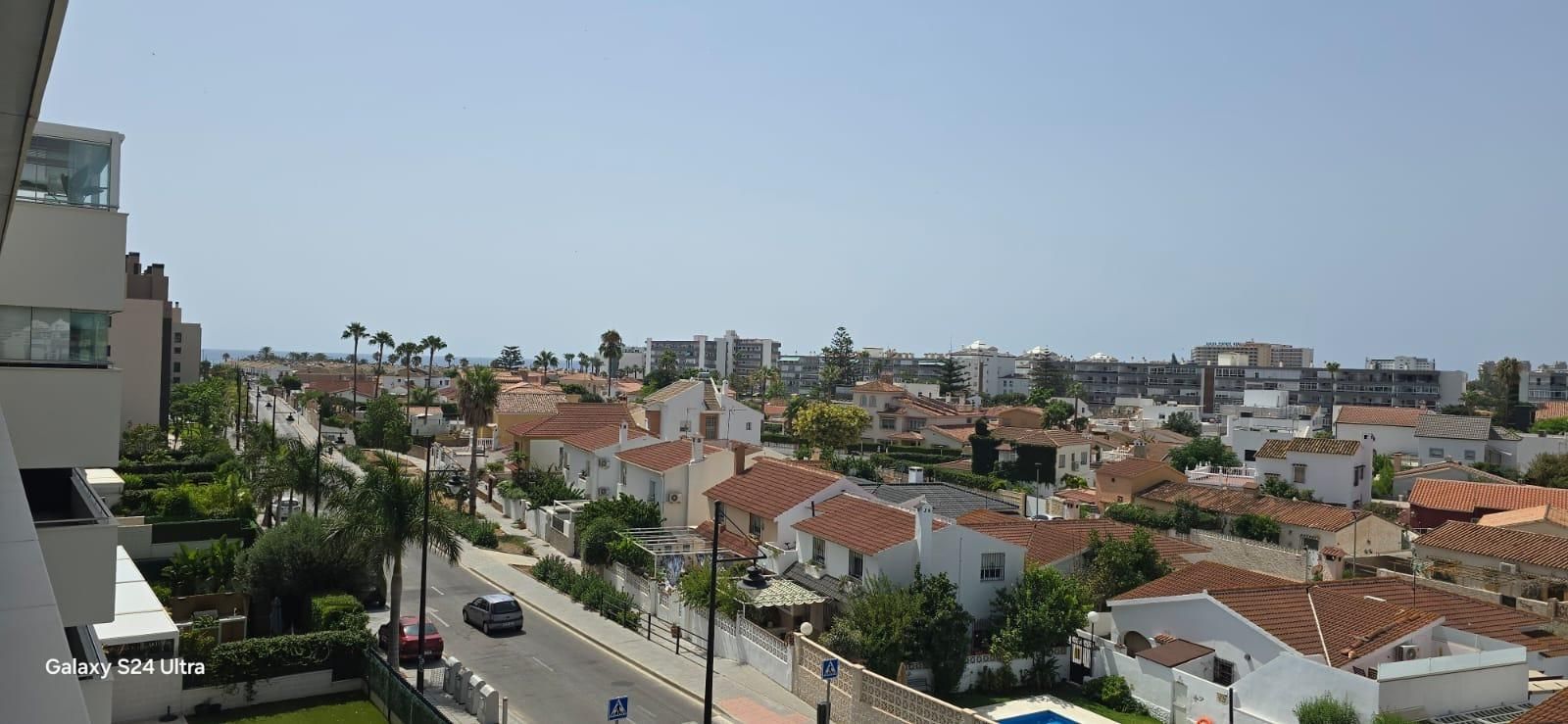 Vista exterior de Pis de lloguer en Torremolinos amb Aire condicionat, Calefacció i Jardí privat