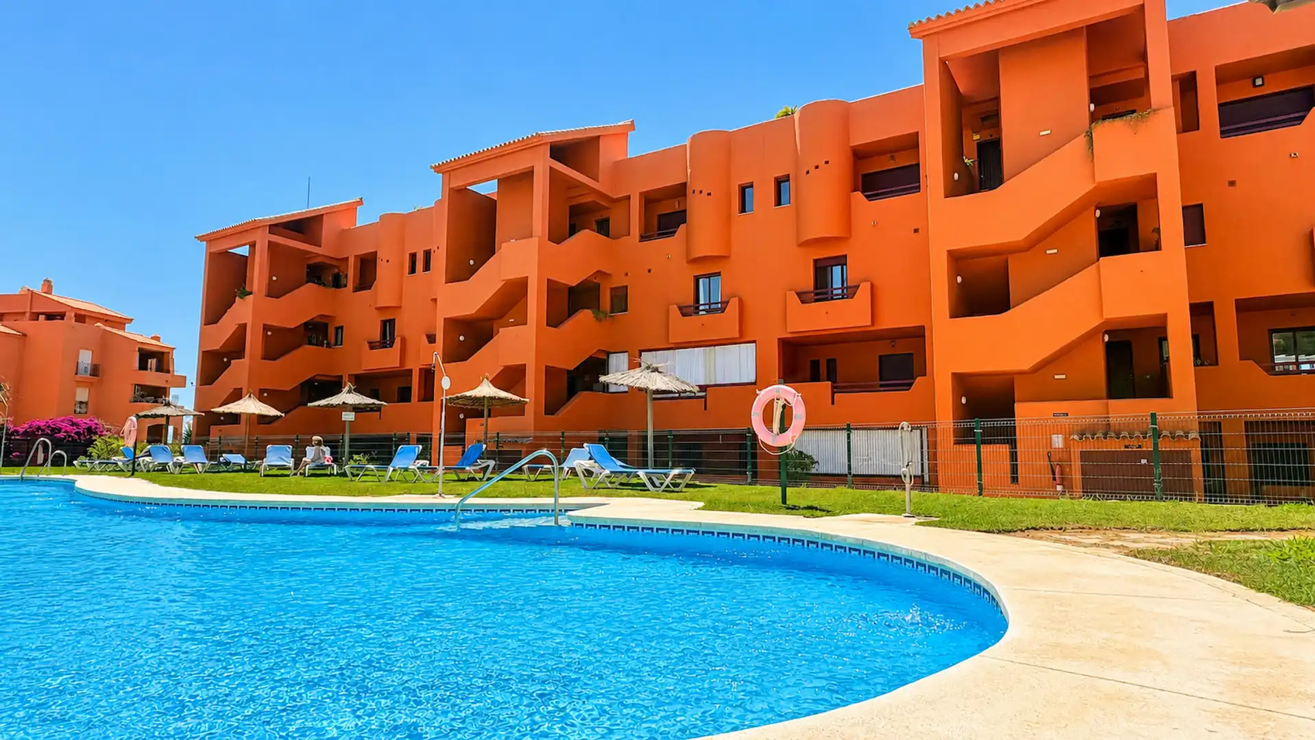 Piscina de Apartament en venda en Manilva amb Aire condicionat, Terrassa i Traster