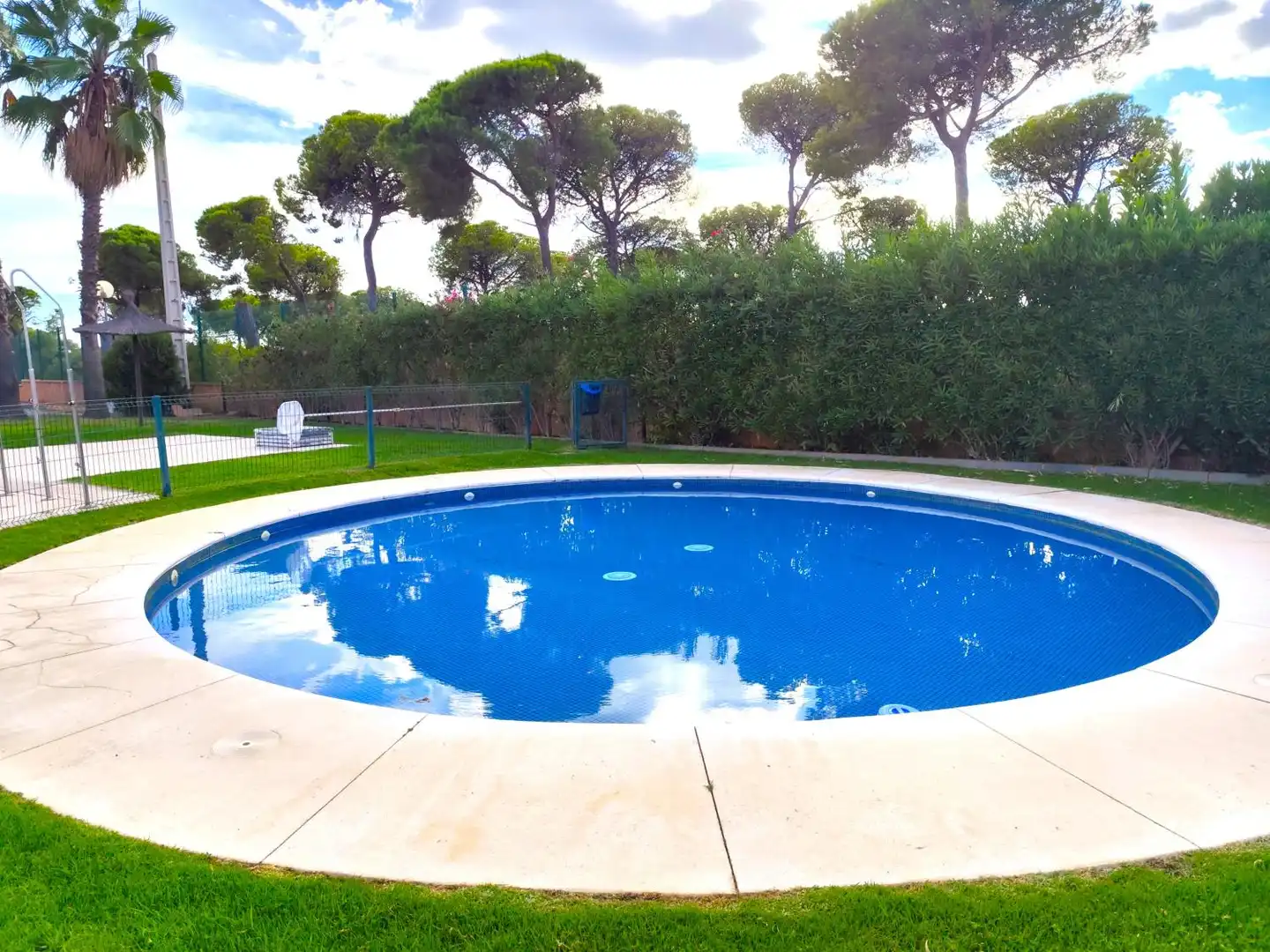 Piscina de Casa adosada en venta en El Portil con Amueblado