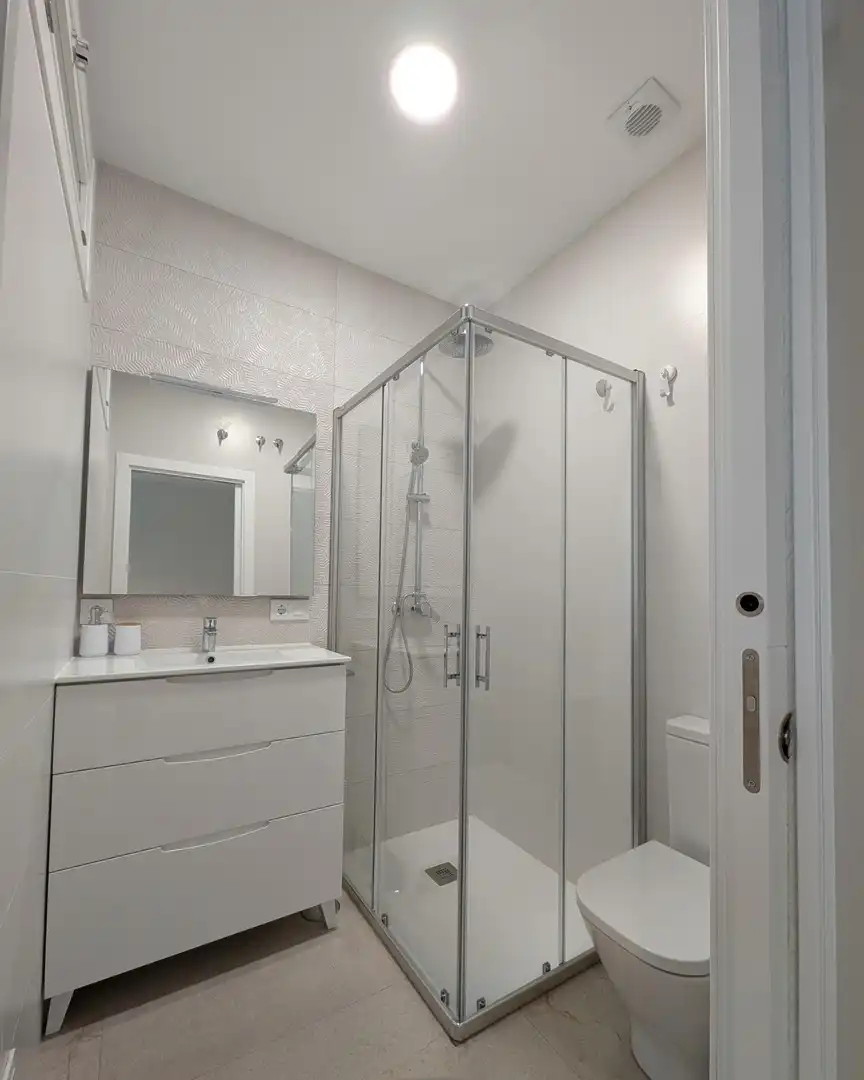 Bany de Apartament de lloguer en Sevilla amb Aire condicionat i Moblat