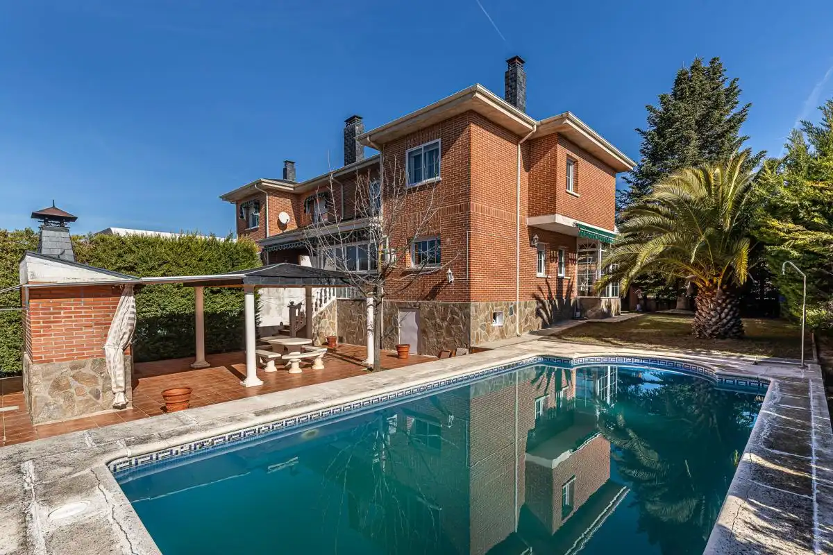 Piscina de Casa adosada en venta en Villalbilla con Calefacción, Jardín privado y Trastero