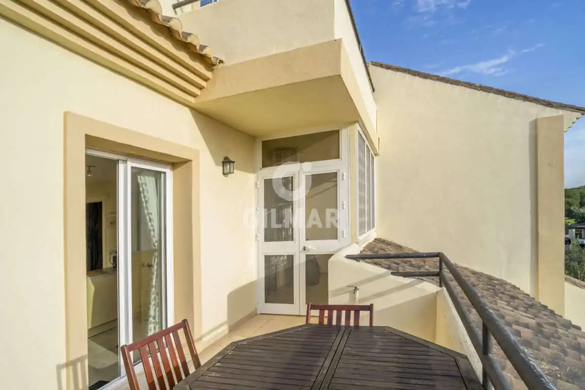 Terrasse von Maisonette zum Verkauf in Sotogrande mit Heizung, Abstellraum und Schwimmbad