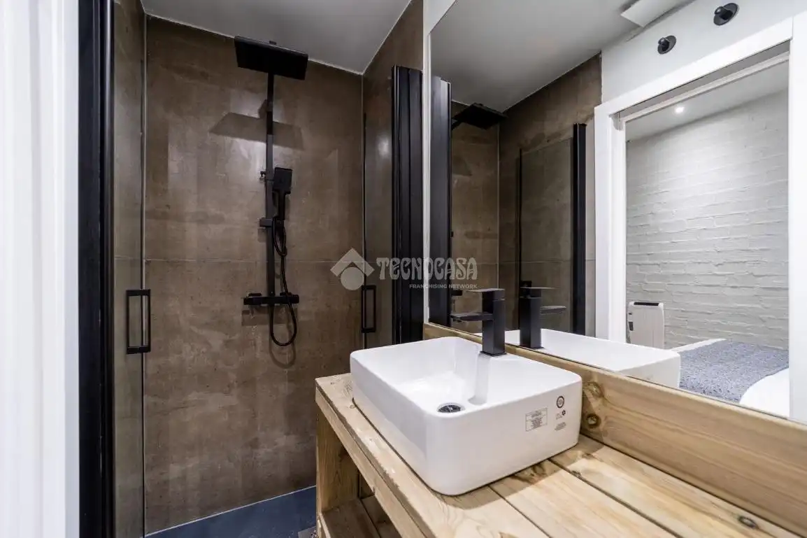 Bathroom of Flat for sale in Madrid
