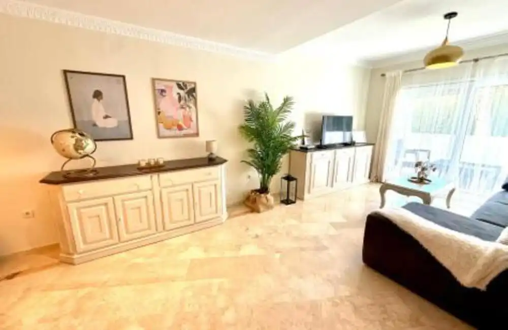 Sala d'estar de Dúplex de lloguer en Marbella amb Aire condicionat, Terrassa i Piscina