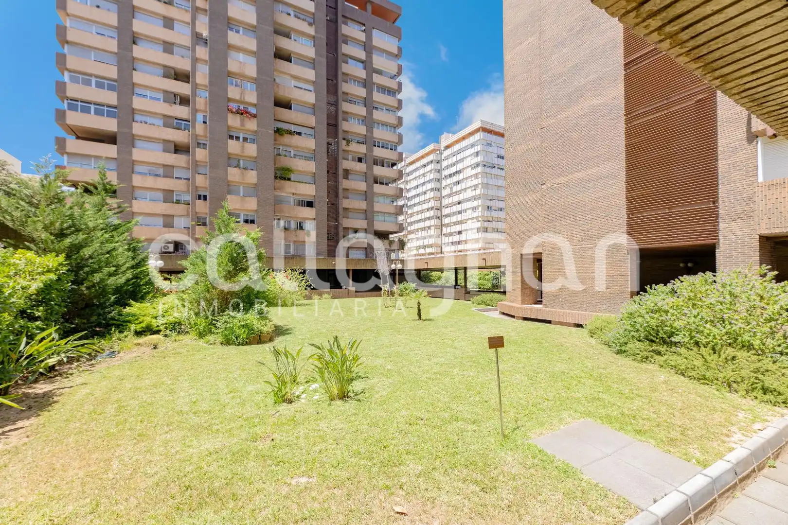 Vista exterior de Pis en venda en Valencia amb Aire condicionat, Calefacció i Jardí privat