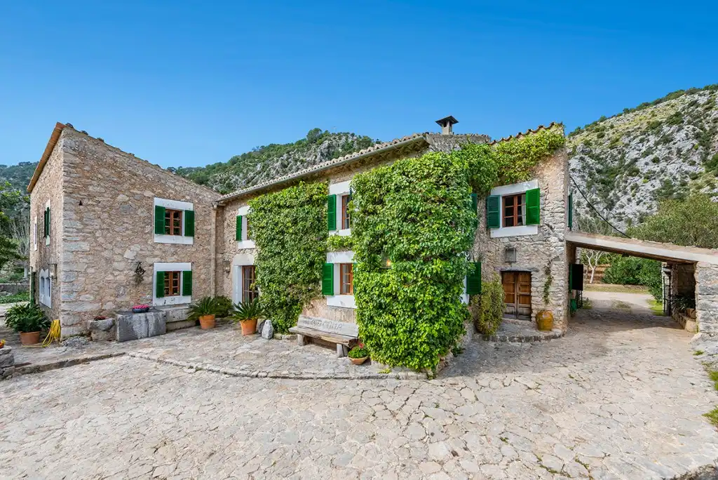 Vista exterior de Finca rústica en venda en Escorca amb Aire condicionat, Calefacció i Jardí privat