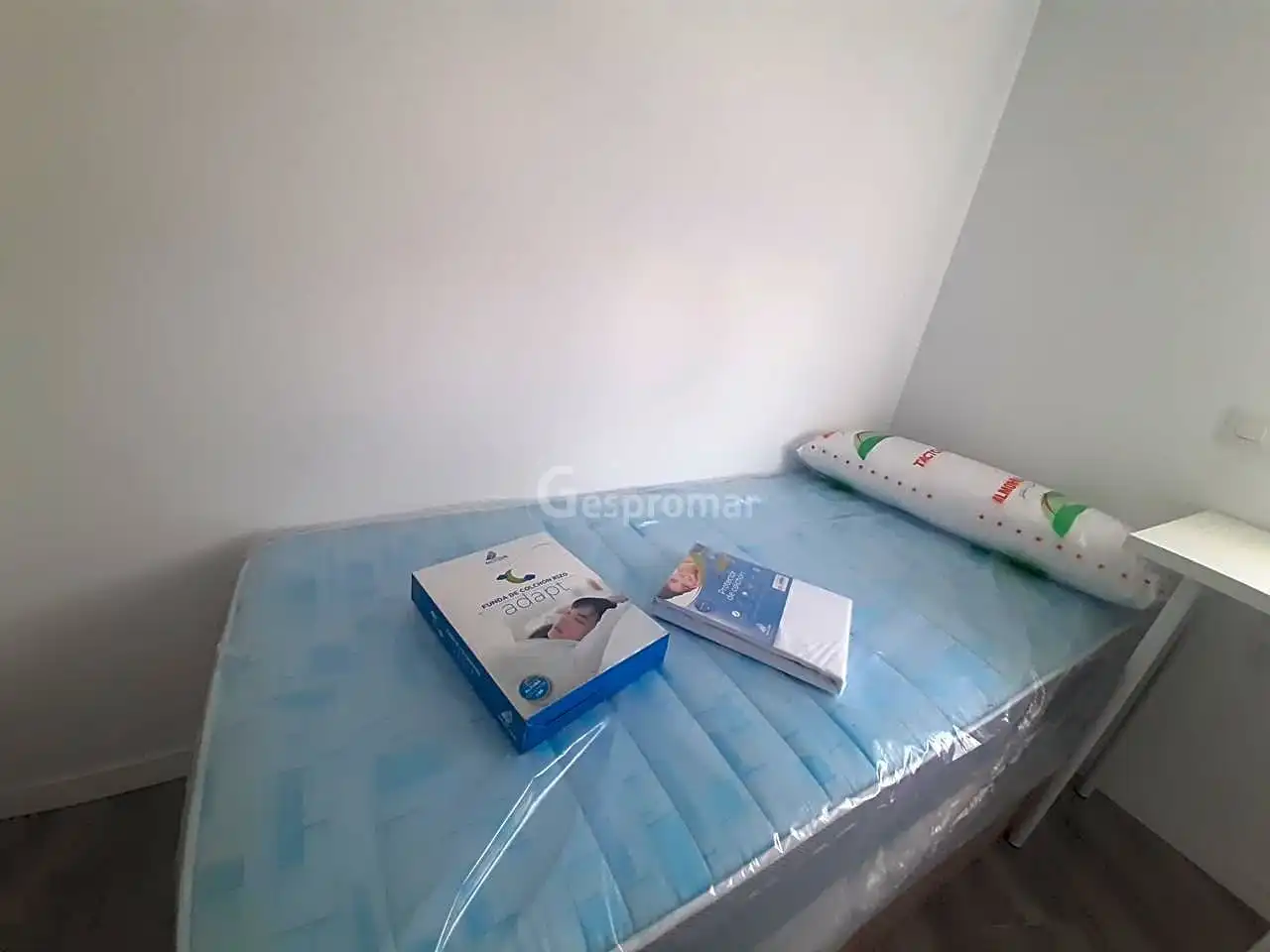 Bedroom of Flat for share in Madrid  with Air Conditioner, Heating and Furnished
