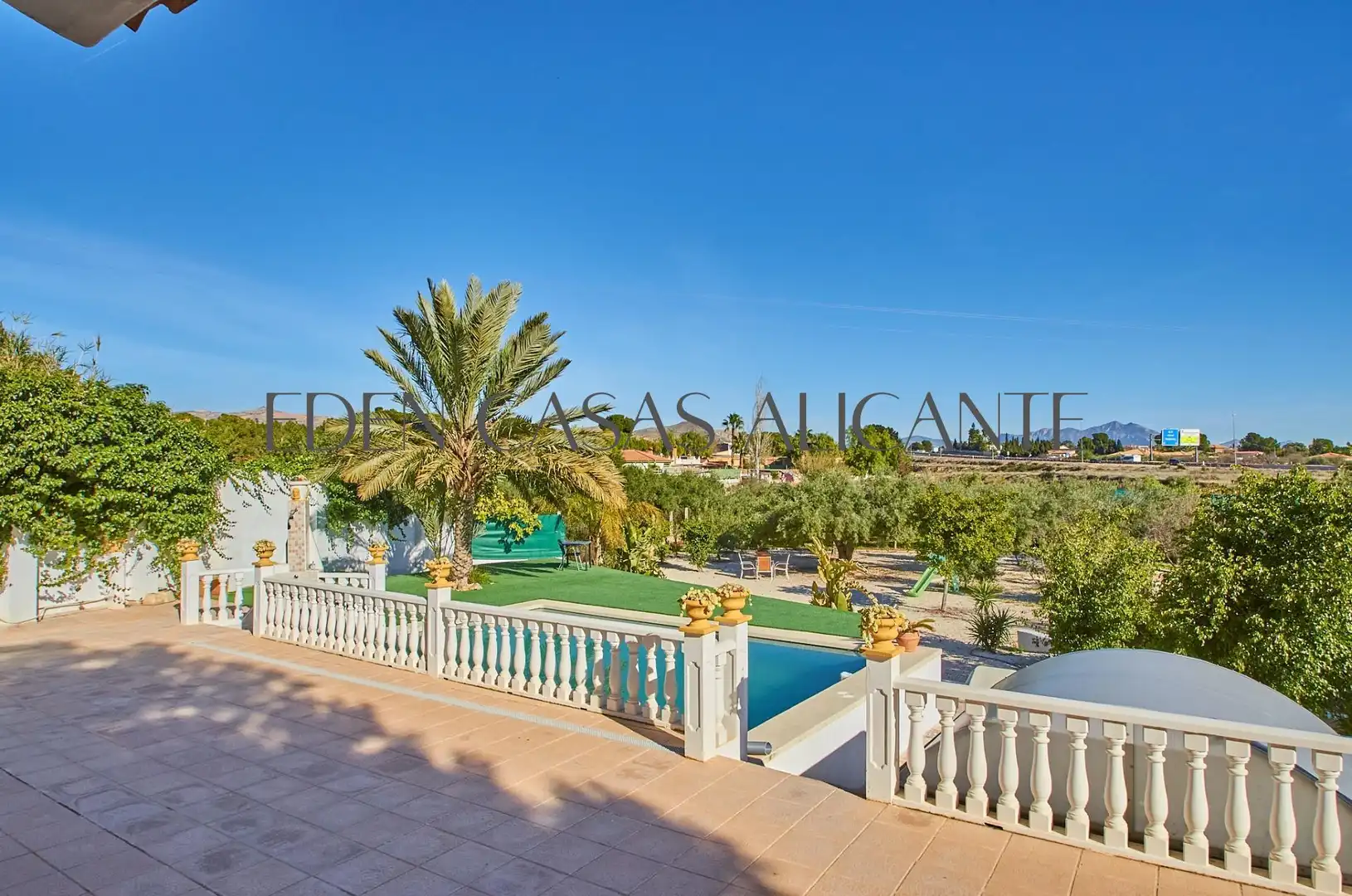 Vista exterior de Casa o xalet en venda en Alicante / Alacant amb Aire condicionat, Jardí privat i Terrassa
