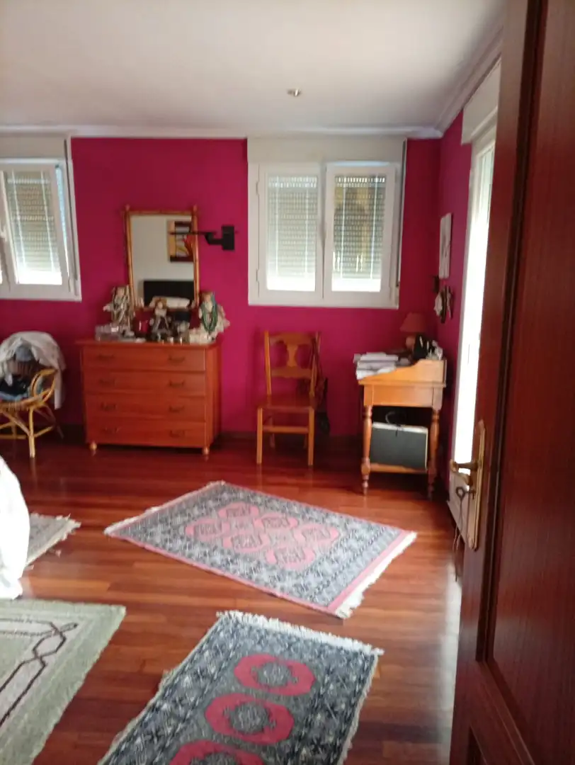 Dormitori de Casa o xalet en venda en Ourense Capital  amb Calefacció, Jardí privat i Parquet