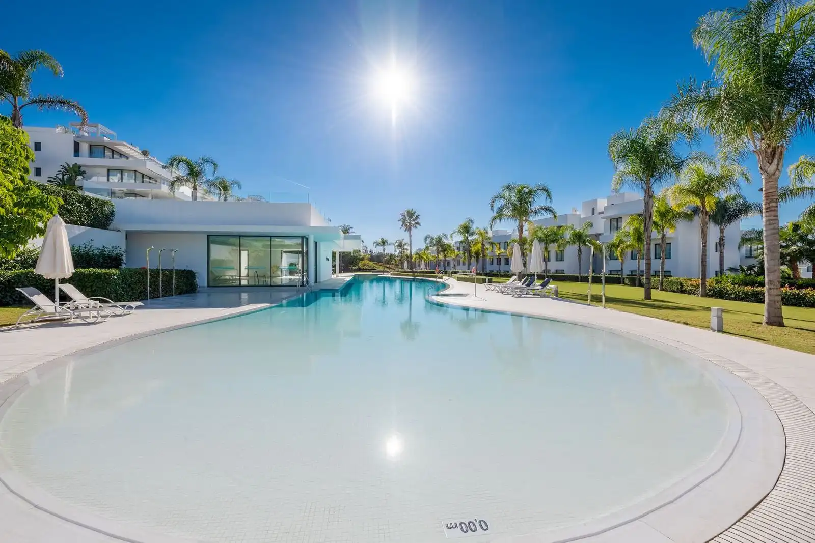 Piscina de Apartamento en venta en Estepona con Terraza, Trastero y Amueblado