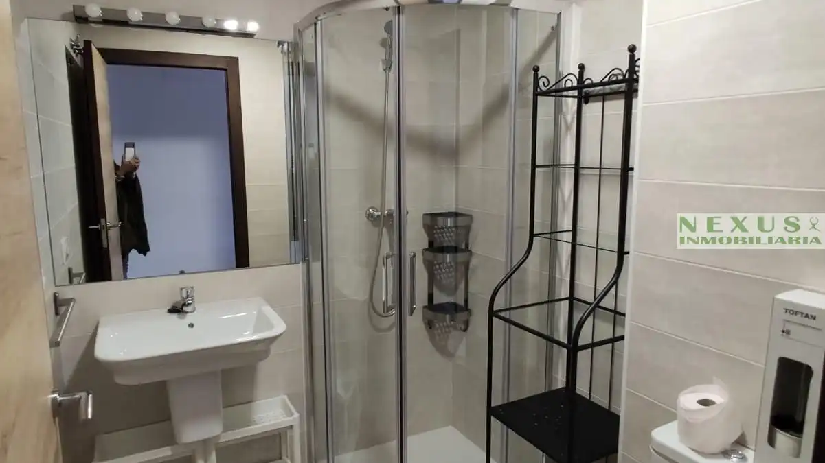 Bany de Apartament de lloguer en Cáceres amb Aire condicionat, Calefacció i Moblat