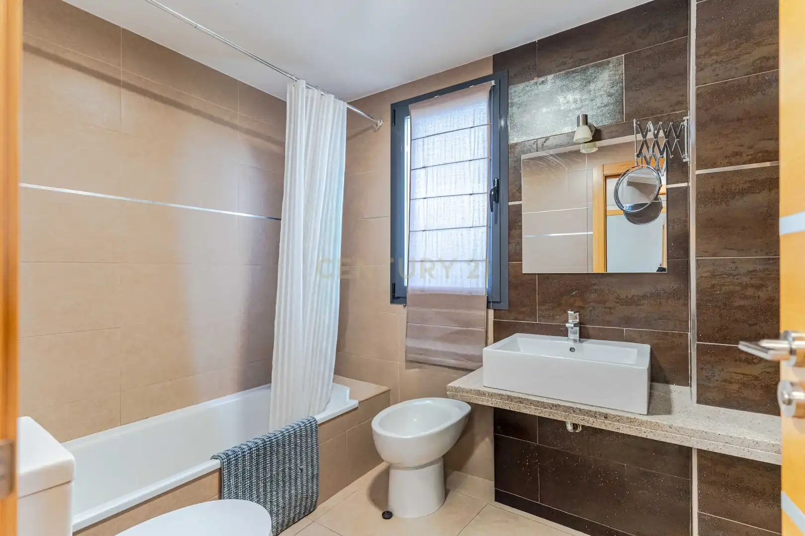Baño de Piso en venta en Granada con Jardín privado, Trastero y Piscina comunitaria
