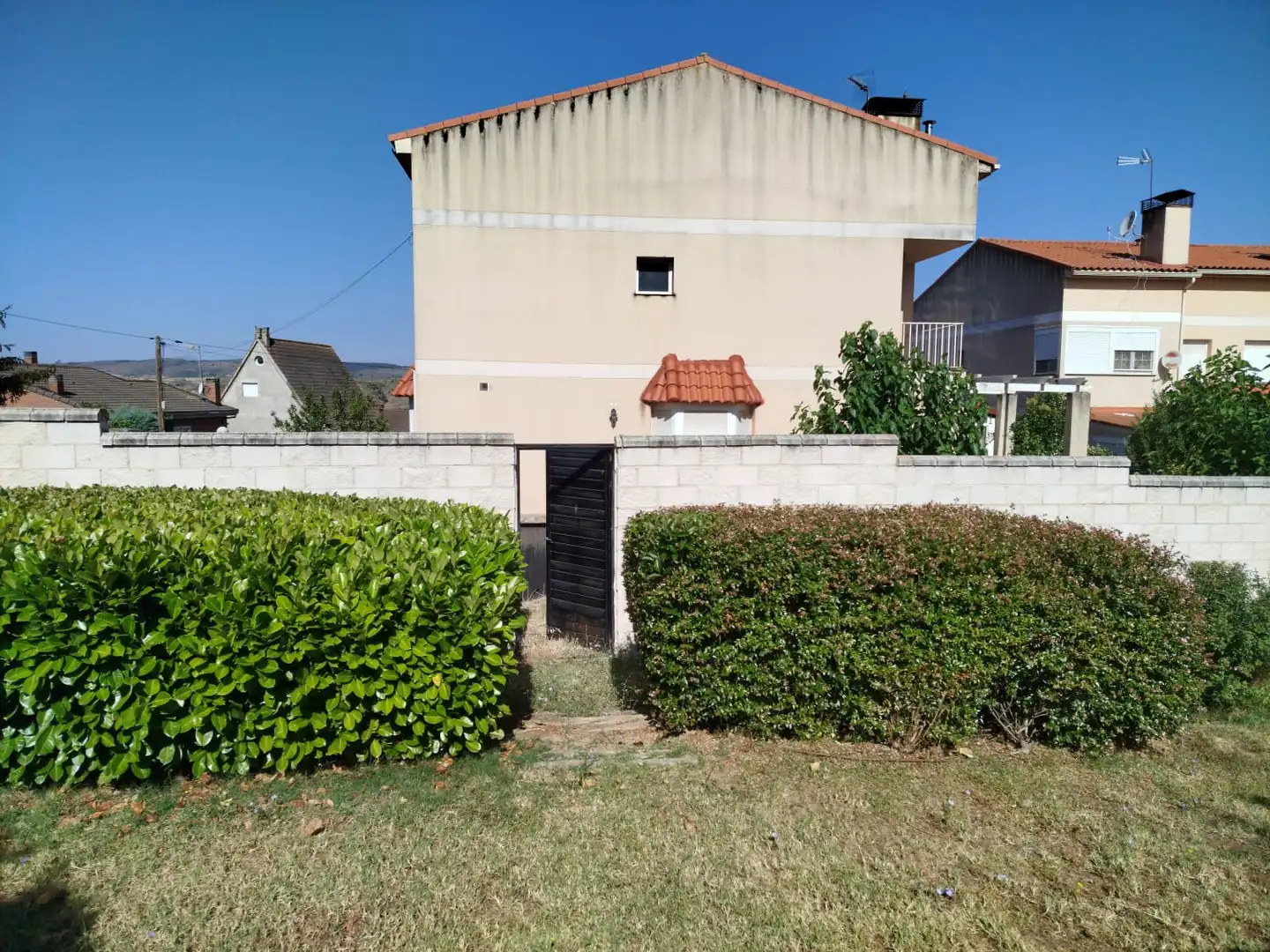 Vista exterior de Casa adosada en venda en Uceda amb Calefacció, Jardí privat i Parquet