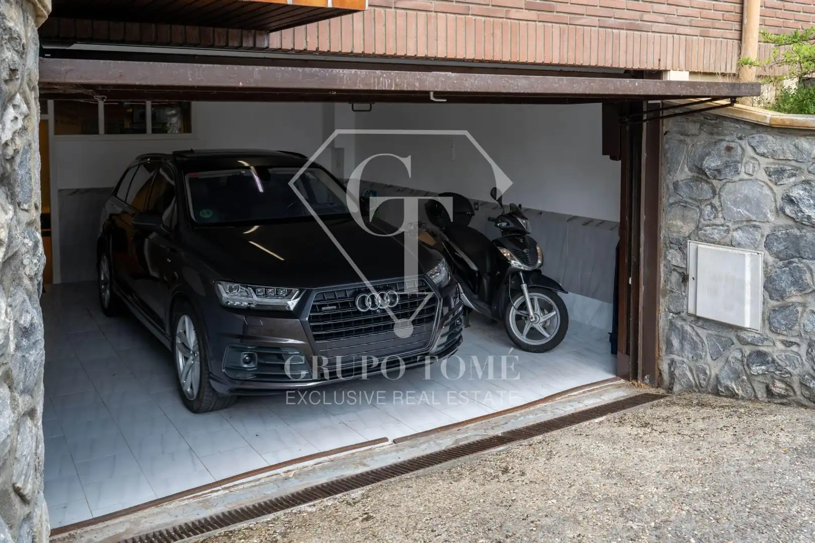 Parking de Casa adosada en venta en Donostia - San Sebastián  con Calefacción, Jardín privado y Terraza