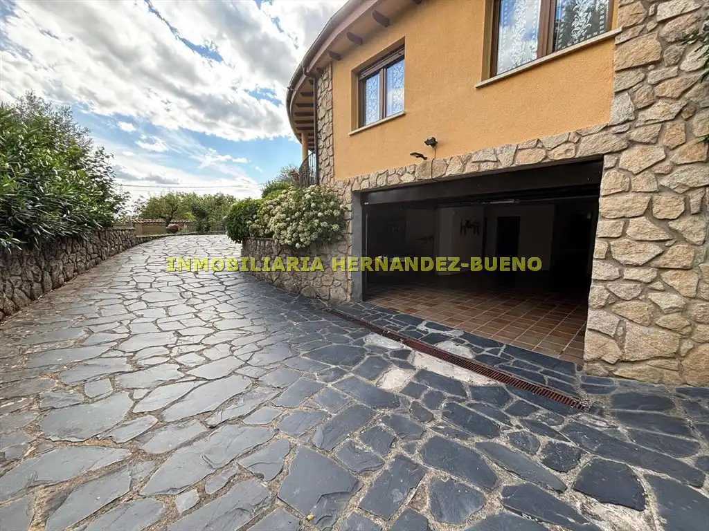 Vista exterior de Casa o xalet en venda en Sequeros amb Calefacció, Jardí privat i Terrassa