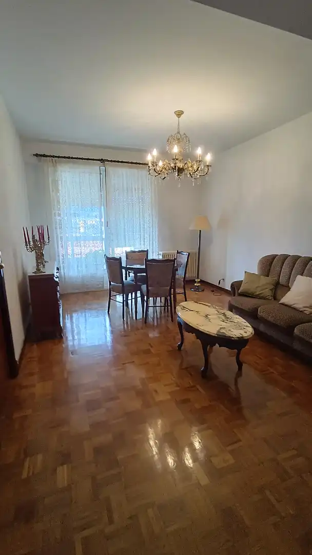 Sala d'estar de Pis per a compartir en Ourense Capital  amb Calefacció, Parquet i Moblat