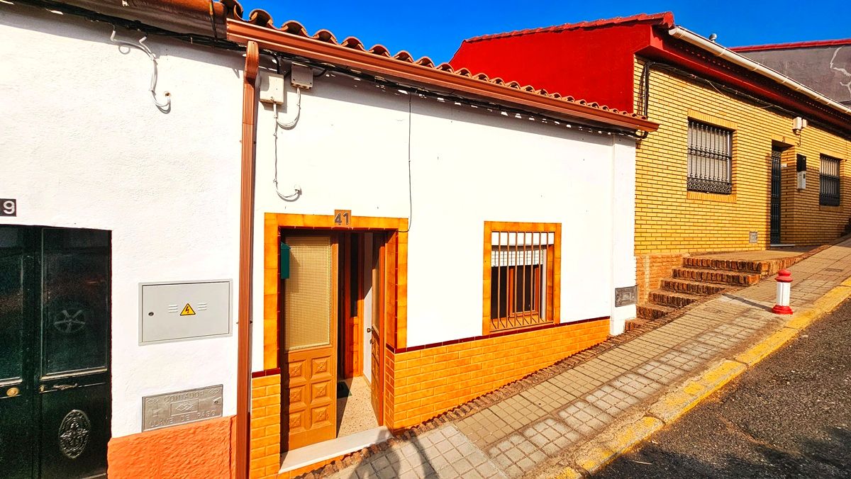 Vista exterior de Casa o xalet en venda en Nerva amb Aire condicionat, Terrassa i Traster
