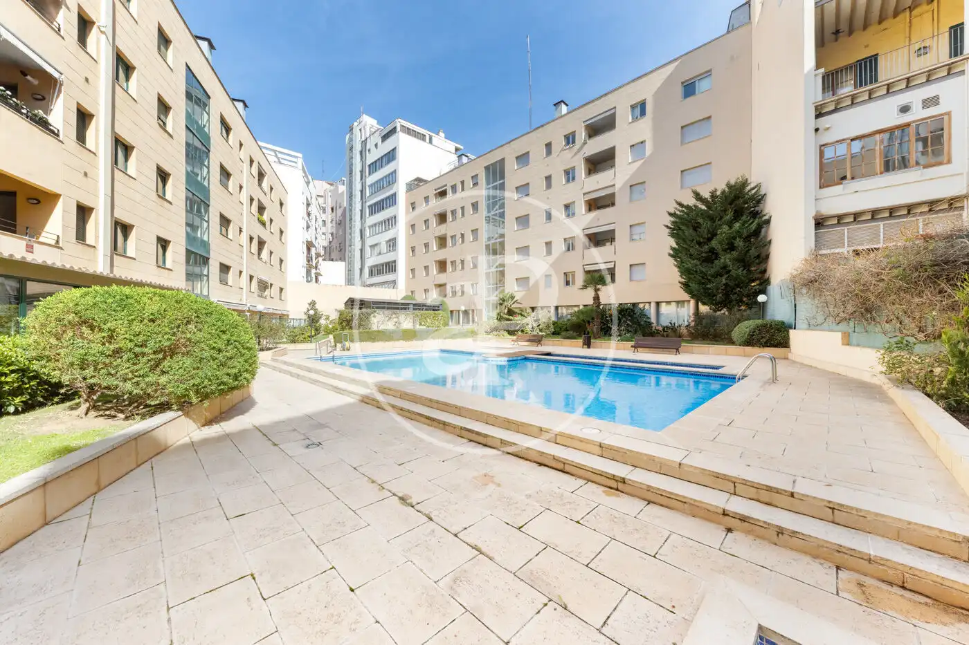 Schwimmbecken von Wohnung zum Verkauf in  Palma de Mallorca mit Klimaanlage, Heizung und Privatgarten
