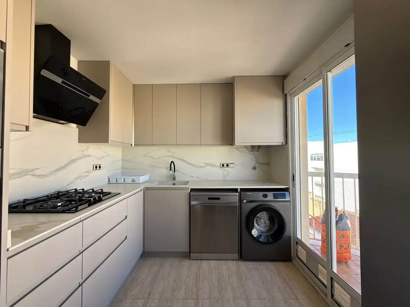 Küche von Wohnung zur Miete in Miramar mit Klimaanlage, Schwimmbad und Balkon