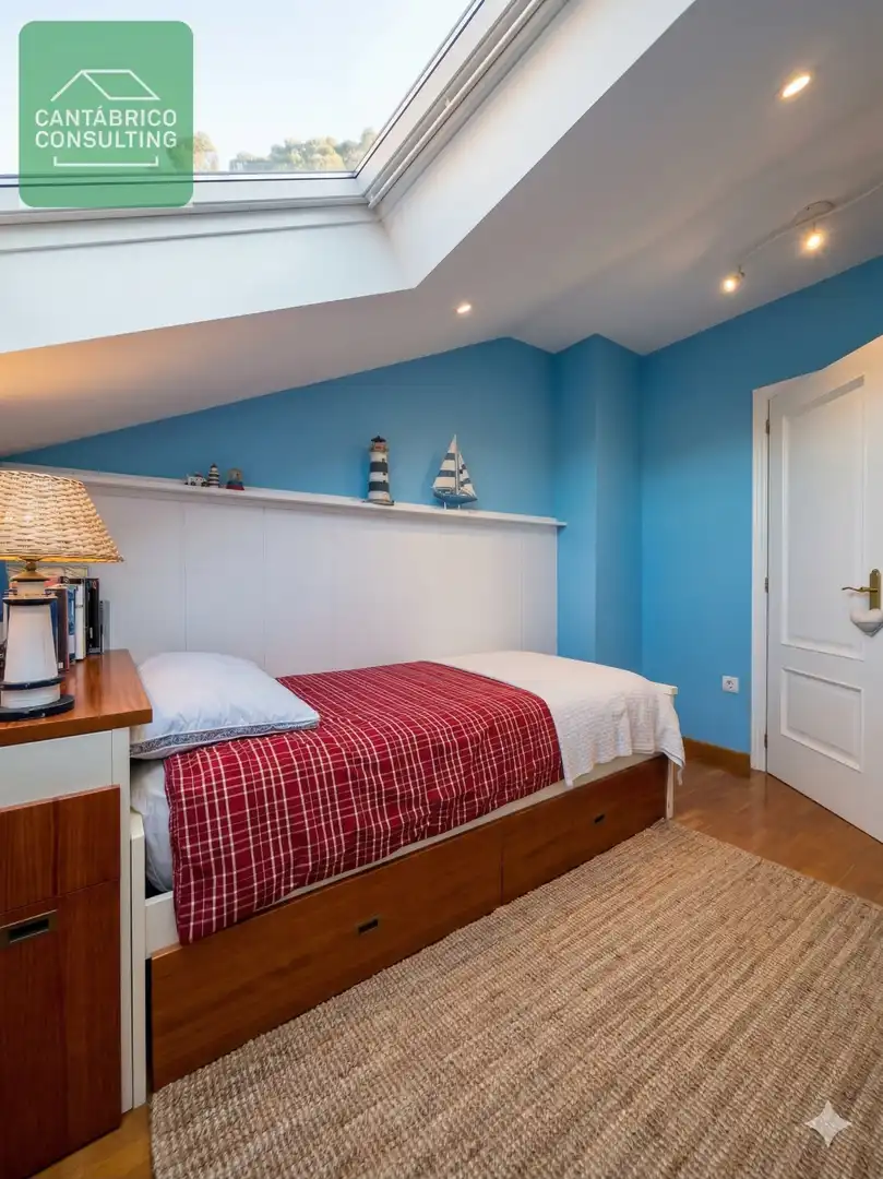 Schlafzimmer von Maisonette zum Verkauf in Navia mit Heizung, Parkett und Möbliert