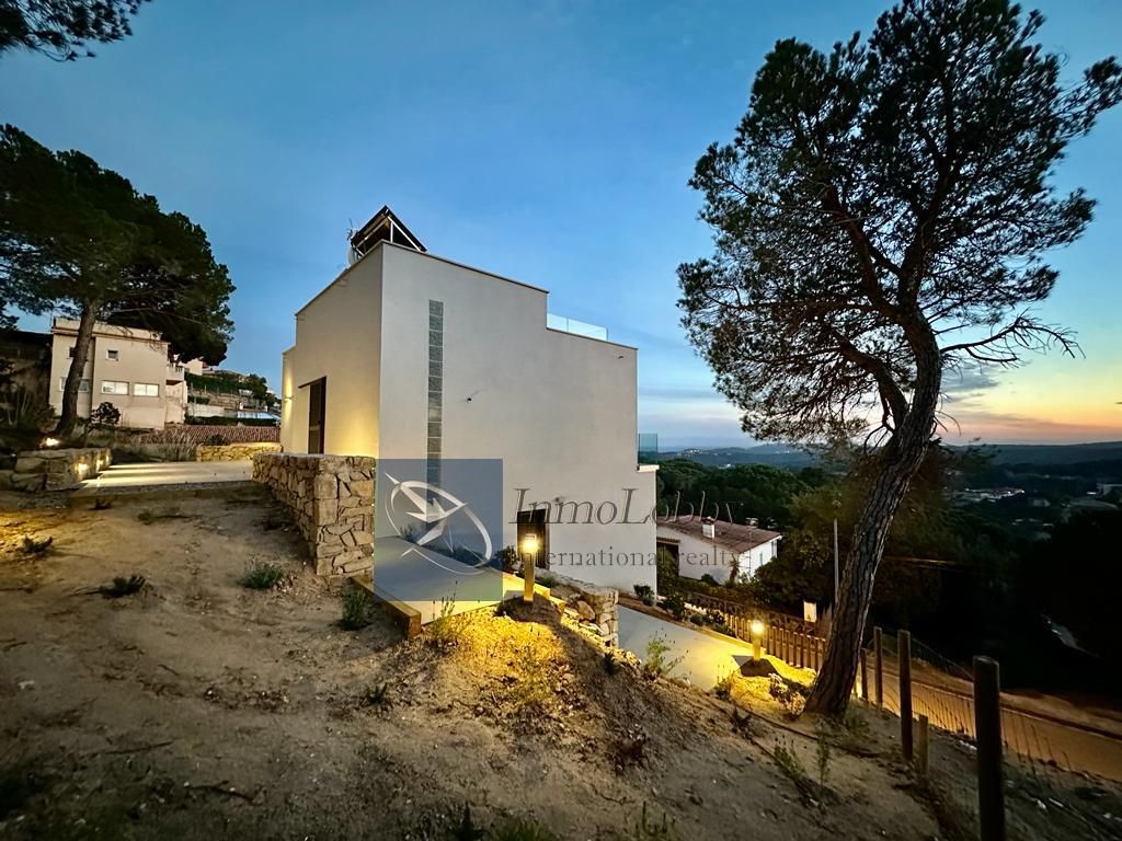 Vista exterior de Casa o xalet en venda en Lloret de Mar amb Aire condicionat, Calefacció i Terrassa