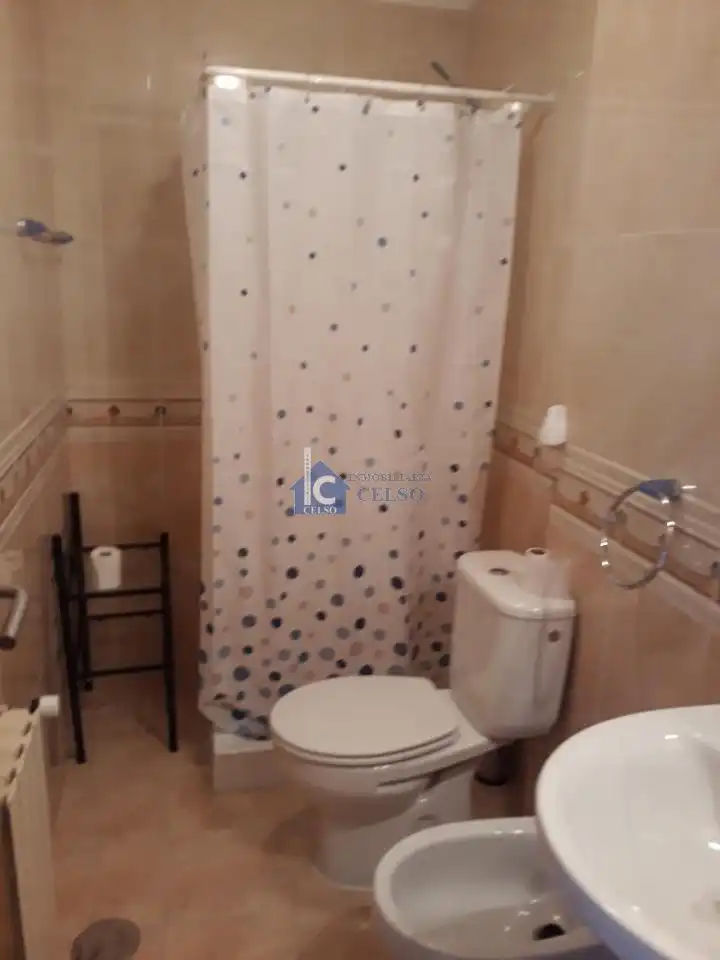 Bany de Dúplex en venda en Ourense Capital  amb Calefacció, Traster i Moblat
