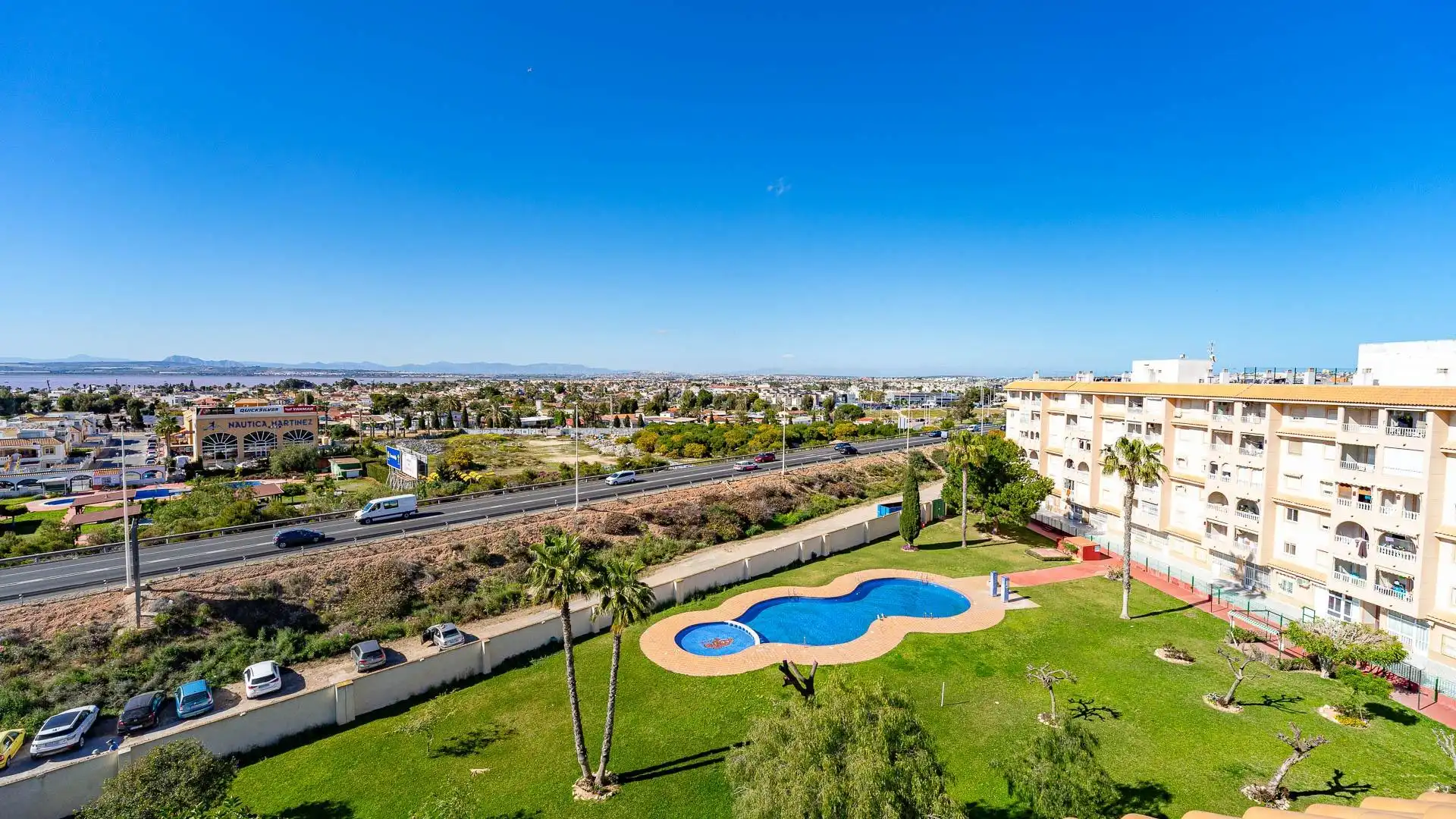 Vista exterior de Àtic en venda en Torrevieja amb Terrassa i Piscina comunitària