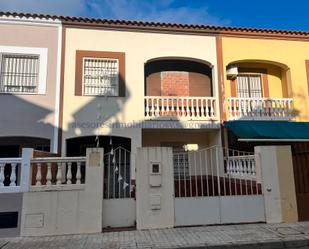 Vista exterior de Casa adosada en venda en Brenes amb Terrassa i Balcó