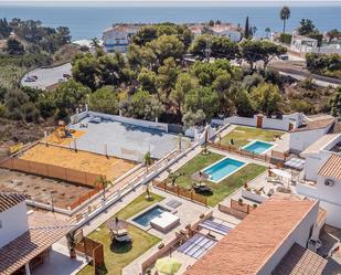 Vista exterior de Casa o xalet en venda en Vélez-Málaga amb Aire condicionat, Terrassa i Piscina