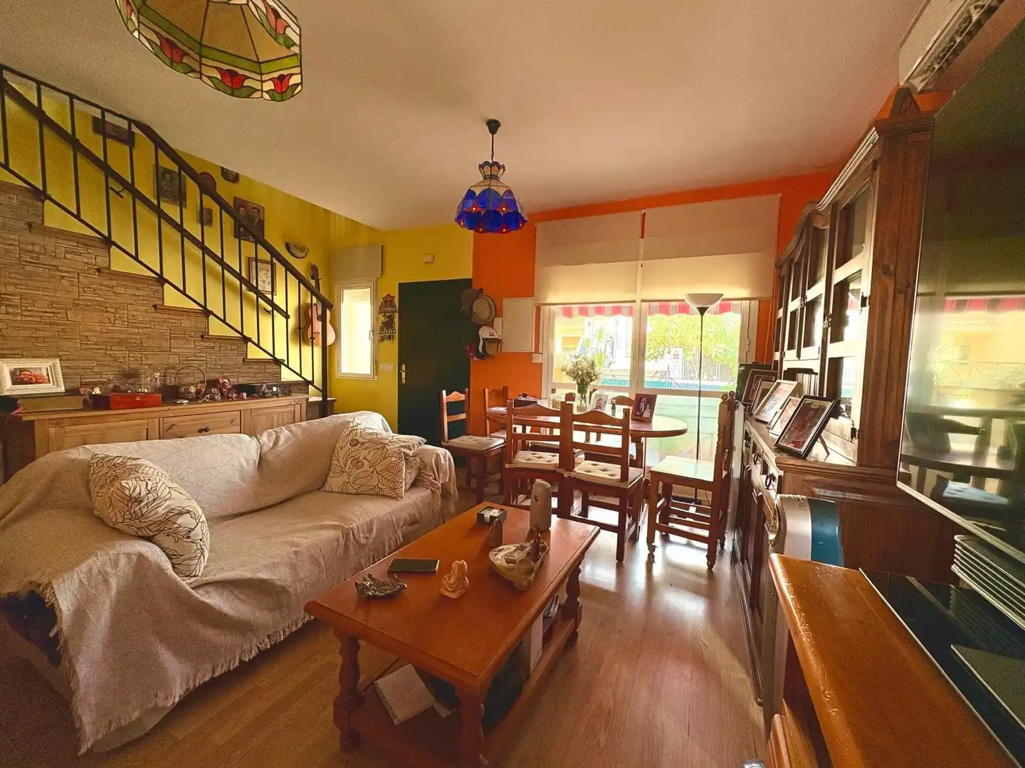 Sala d'estar de Casa adosada en venda en Vélez-Málaga amb Aire condicionat, Jardí privat i Terrassa