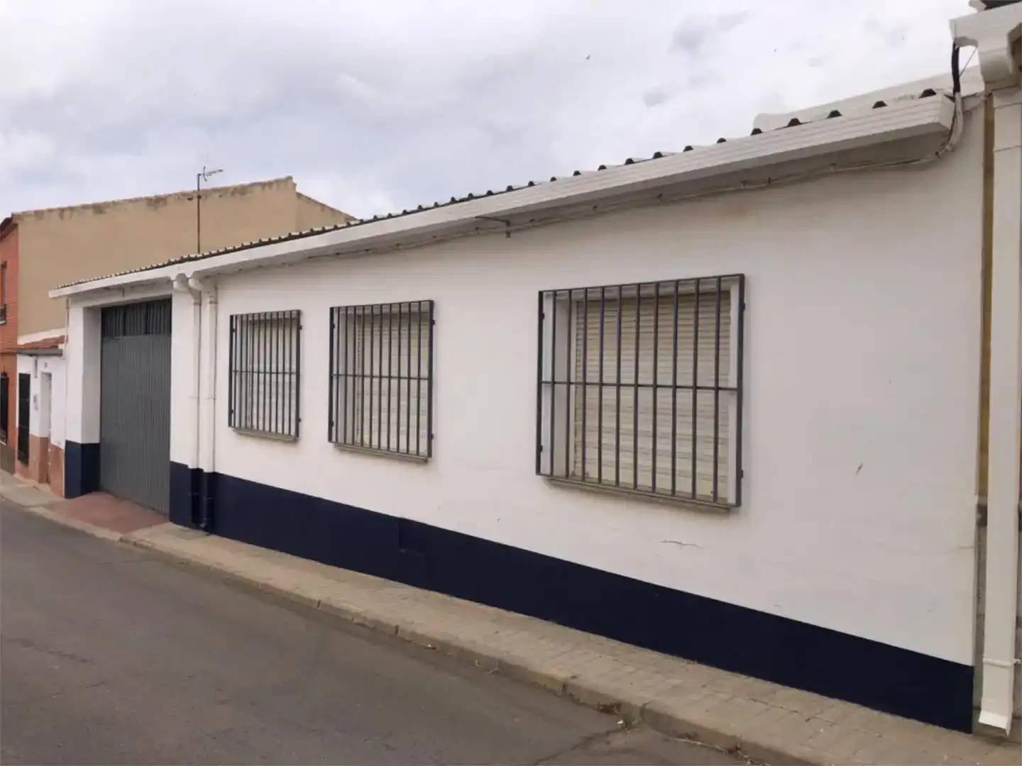 Exterior view of Garage for sale in Urda