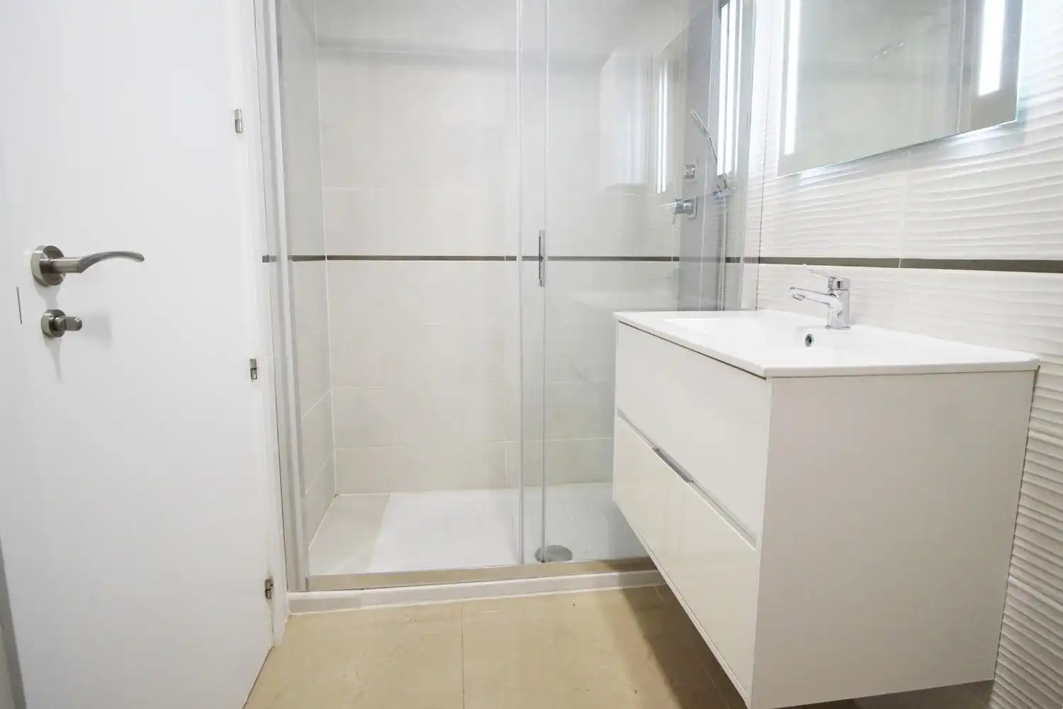 Badezimmer von Wohnungen zum Verkauf in Oropesa del Mar / Orpesa mit Klimaanlage, Privatgarten und Terrasse