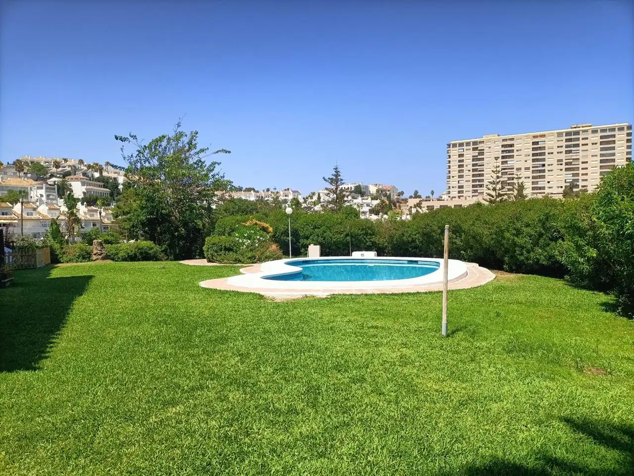 Piscina de Casa adosada en venda en Benalmádena amb Aire condicionat, Jardí privat i Piscina comunitària