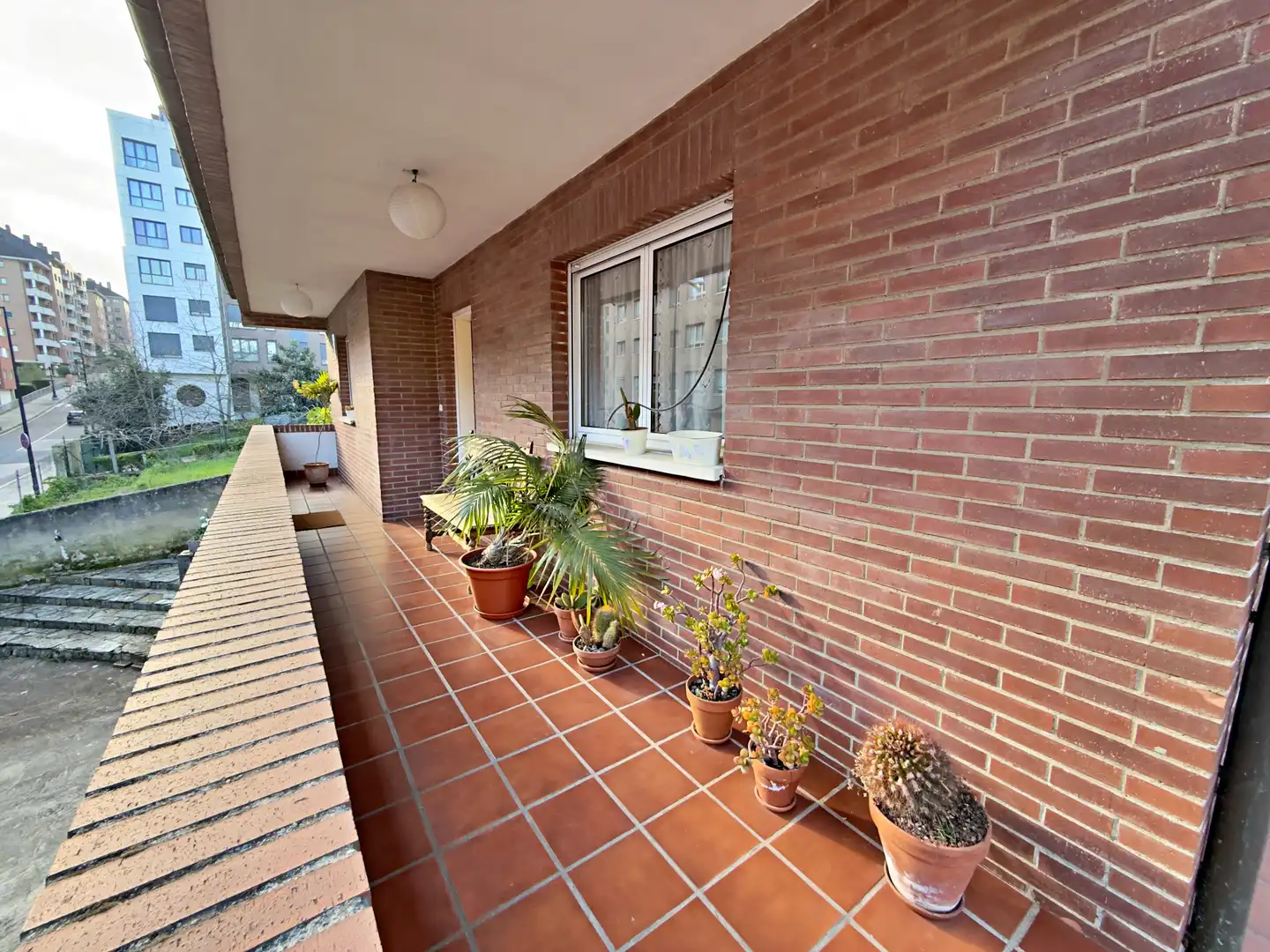 Vista exterior de Casa o xalet en venda en Oviedo  amb Calefacció, Jardí privat i Parquet