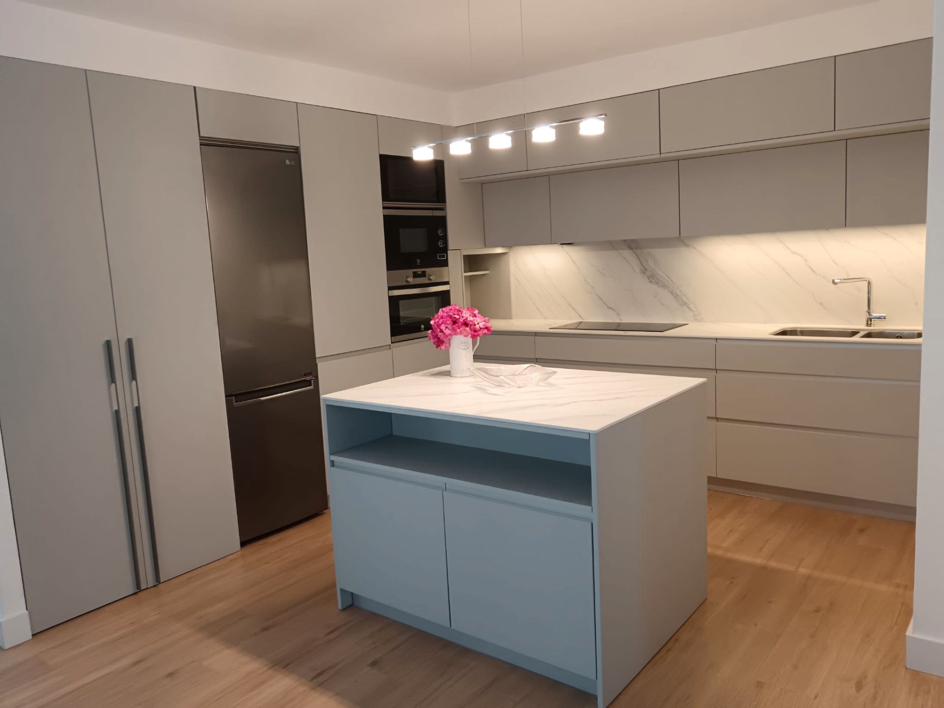 Cuina de Dúplex en venda en  Almería Capital amb Parquet, Forn i Microones