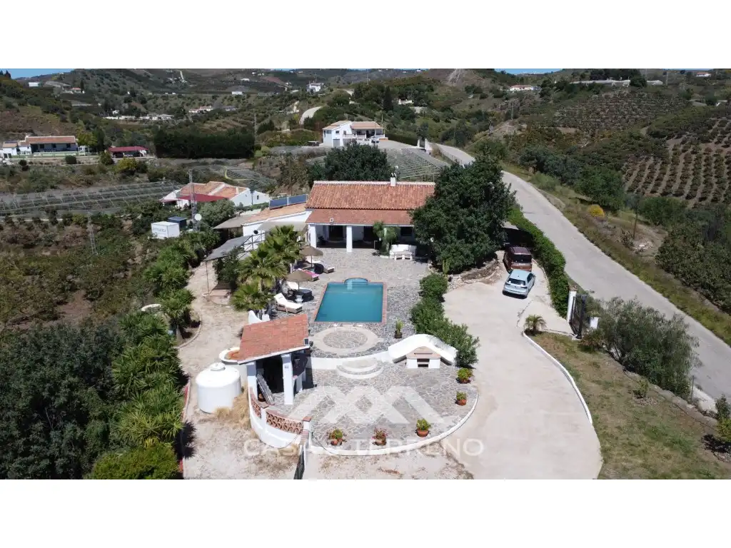 Vista exterior de Casa o xalet en venda en Vélez-Málaga amb Aire condicionat, Jardí privat i Terrassa