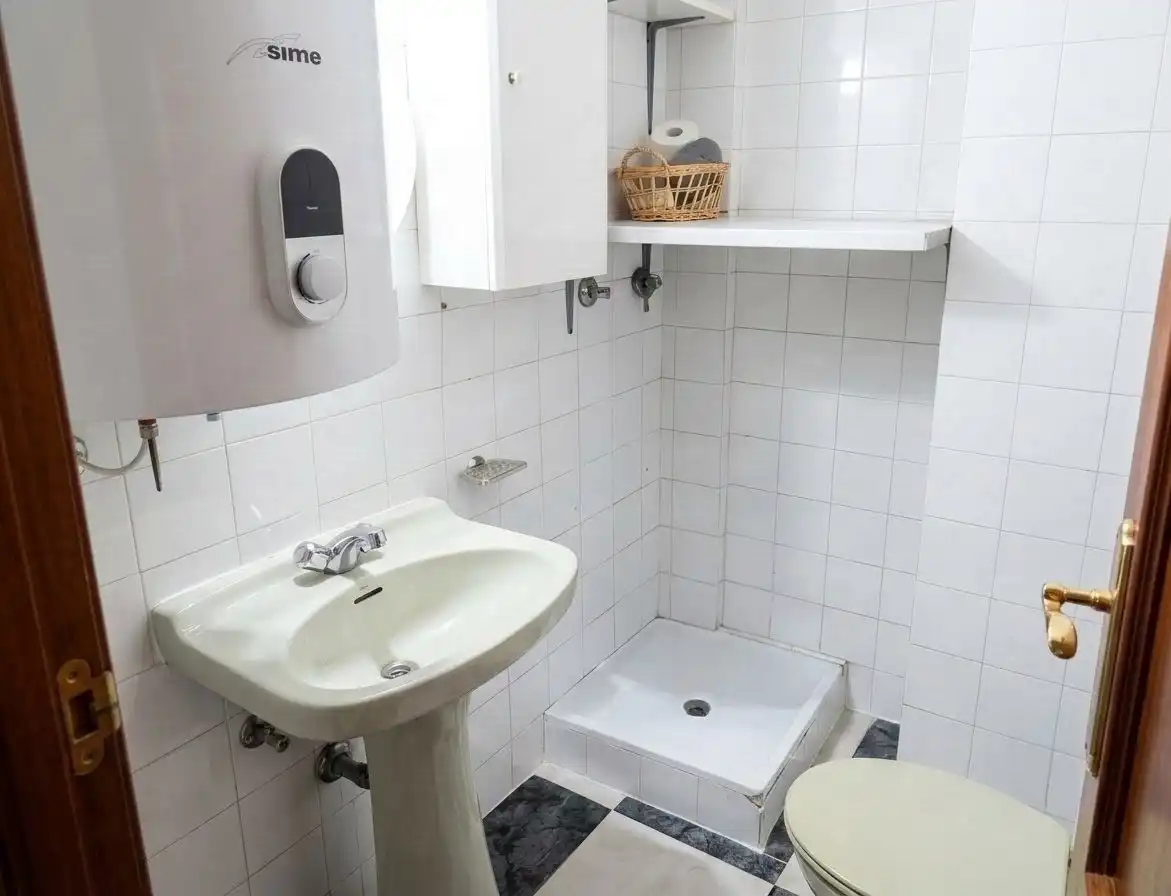 Baño de Piso de alquiler en Granada con Amueblado, Horno y Lavadora