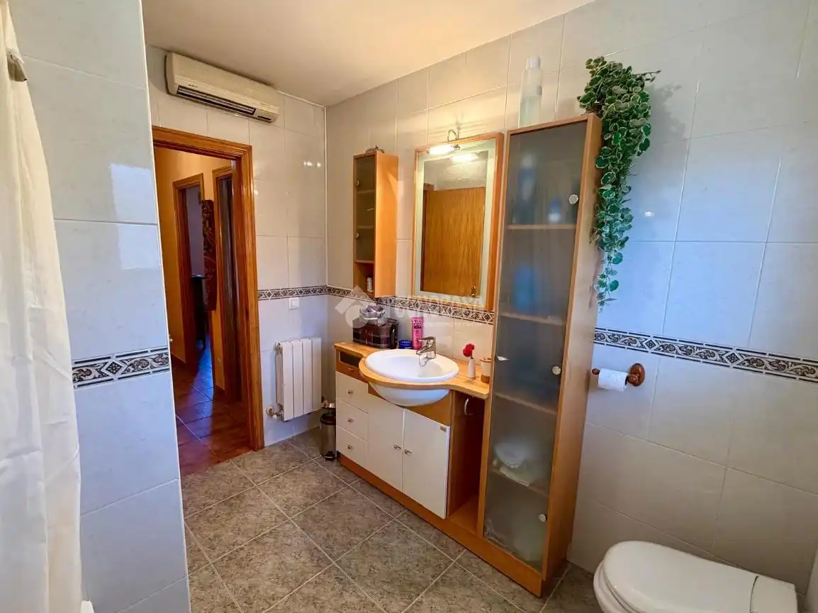 Baño de Casa adosada en venta en Fuensaldaña con Aire acondicionado y Alarma