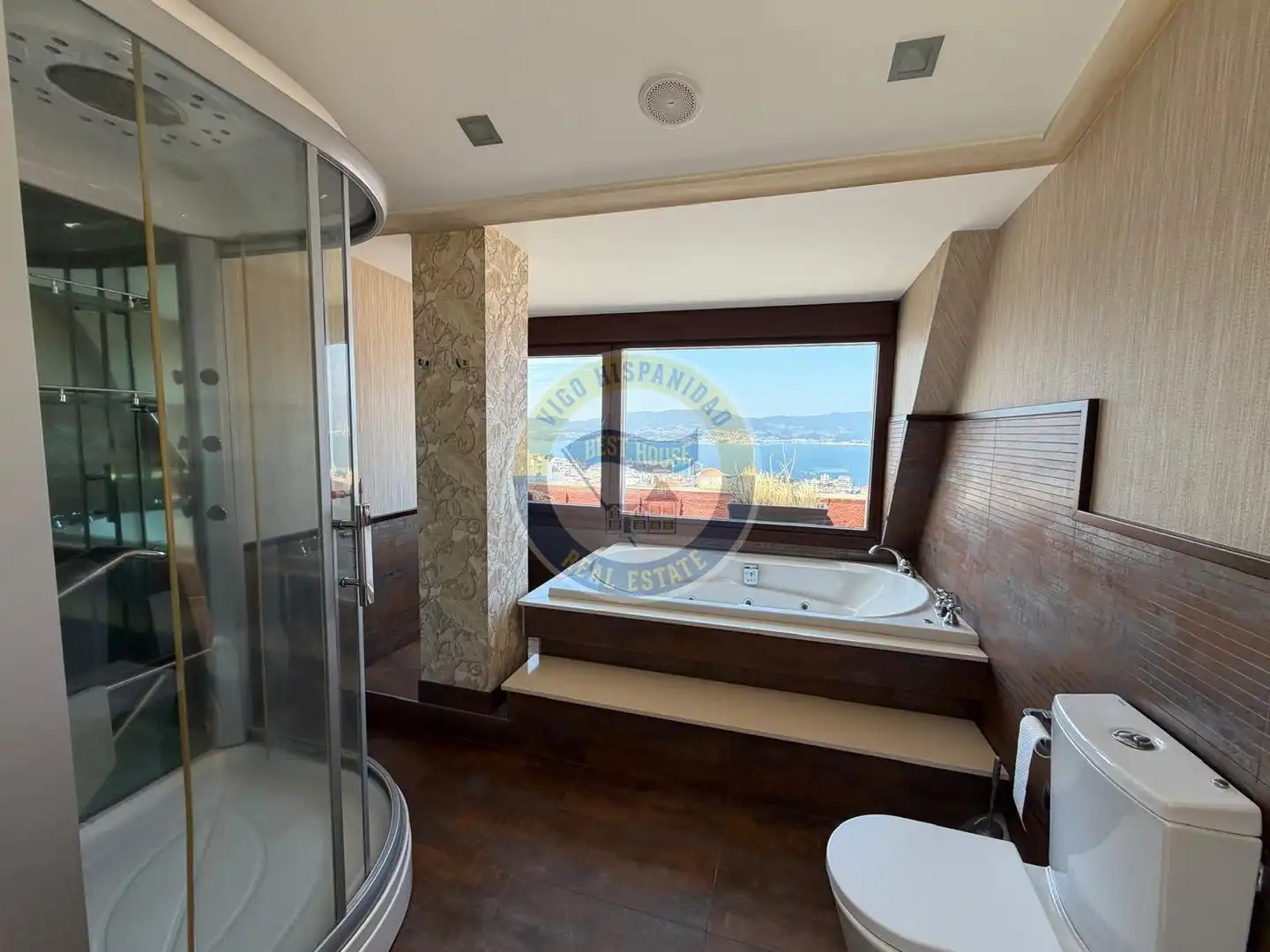Badezimmer von Dachboden zur Miete in Vigo  mit Heizung, Parkett und Terrasse